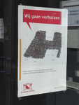 908137 Afbeelding van een affiche met de mededeling 'Wij gaan verhuizen', op het raam van een gemeentekantoor aan de ...